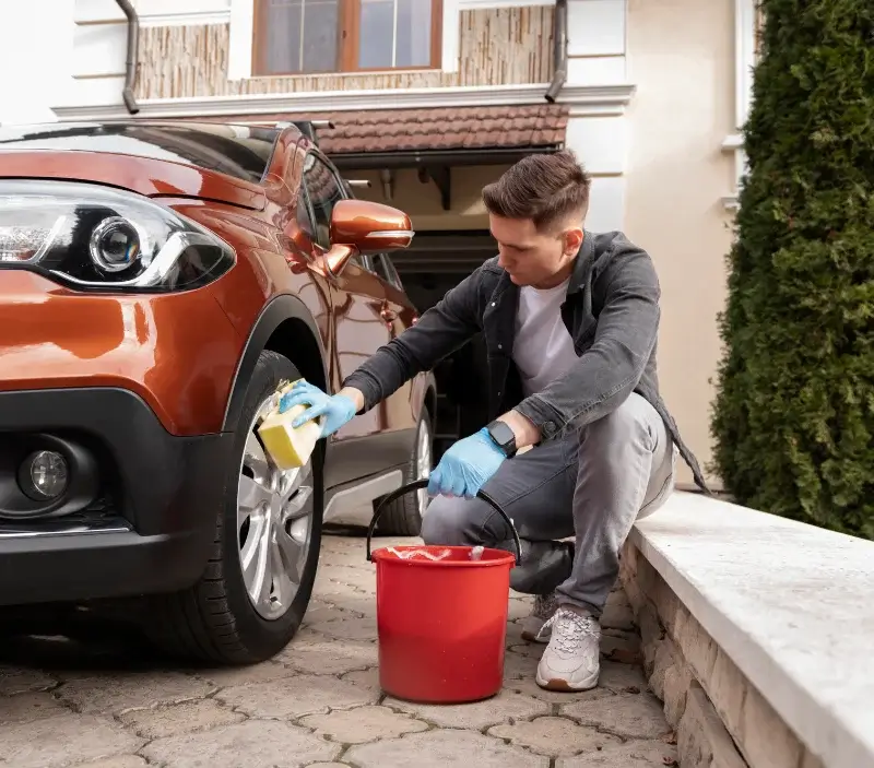 Lavage auto à domicile Sainte-Maure-de-Peyriac : professionnel intervenant sur un véhicule